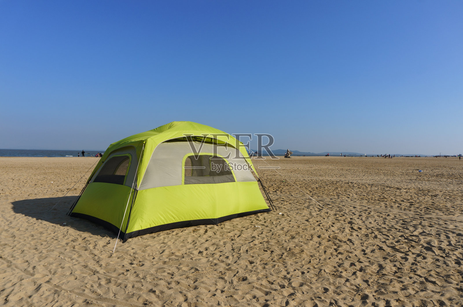 沙滩上的旅行帐篷，蓝天照片摄影图片
