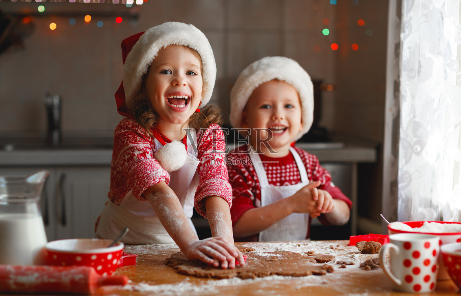 快乐的孩子们烤圣诞饼干照片摄影图片