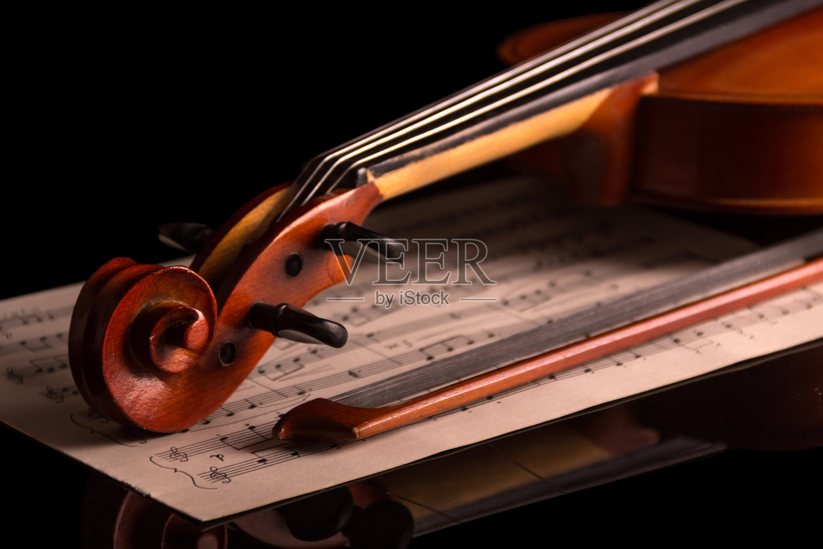 小提琴的卷曲和黑色上孤立的音符照片摄影图片