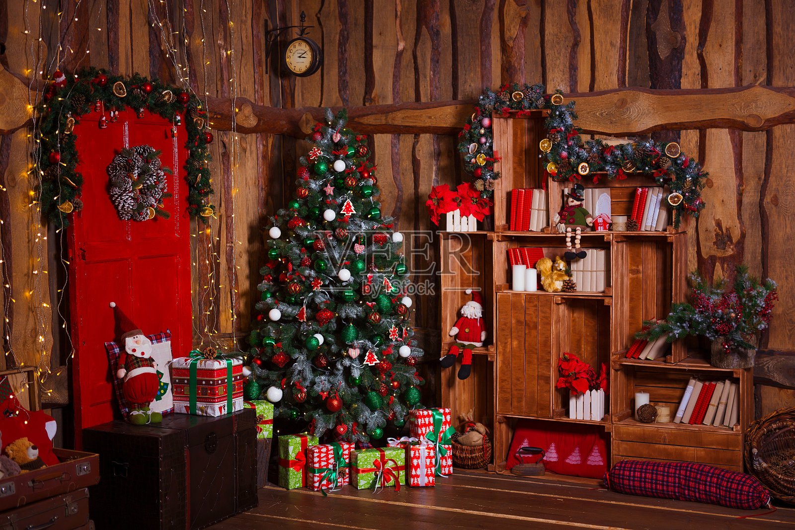 采购产品圣诞房室内设计，圣诞树装饰灯，礼物，礼物，玩具，蜡烛和花环照明照片摄影图片
