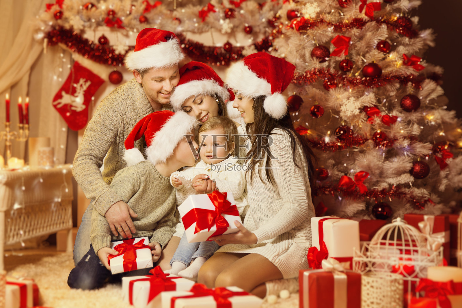 圣诞全家福，快乐的父亲母亲十几岁的孩子宝宝，圣诞礼物礼物照片摄影图片