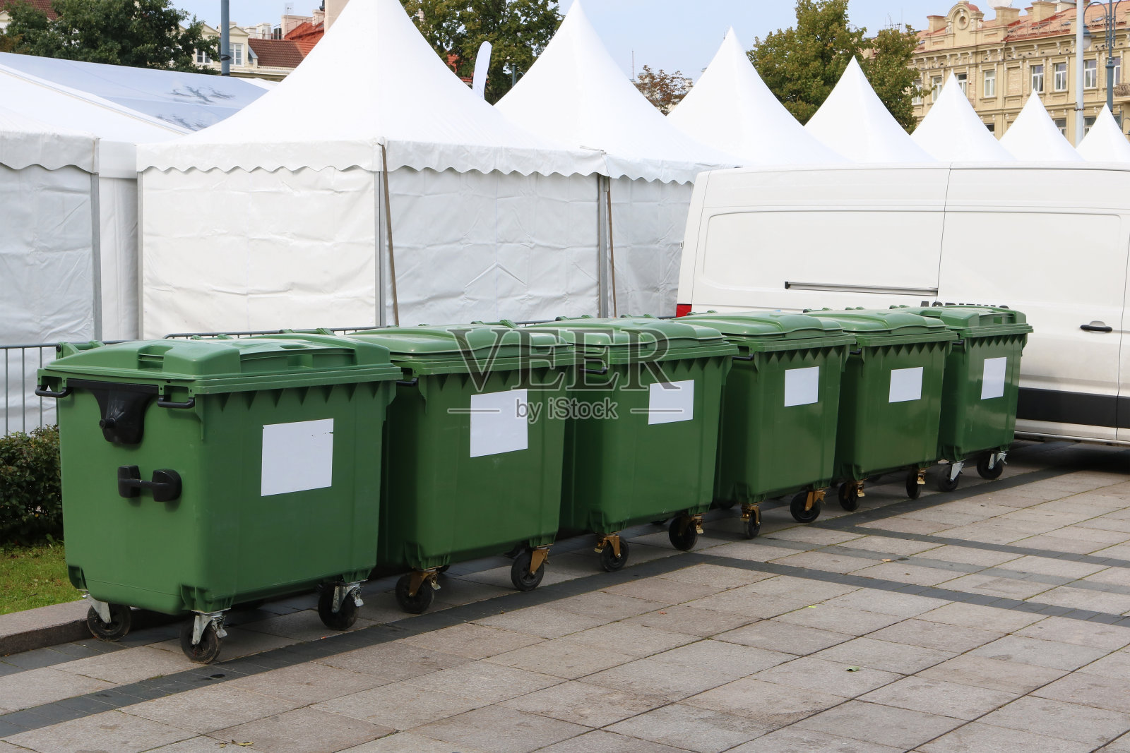 6个全新塑料绿色垃圾标准容器。城市体育节的背面。照片摄影图片