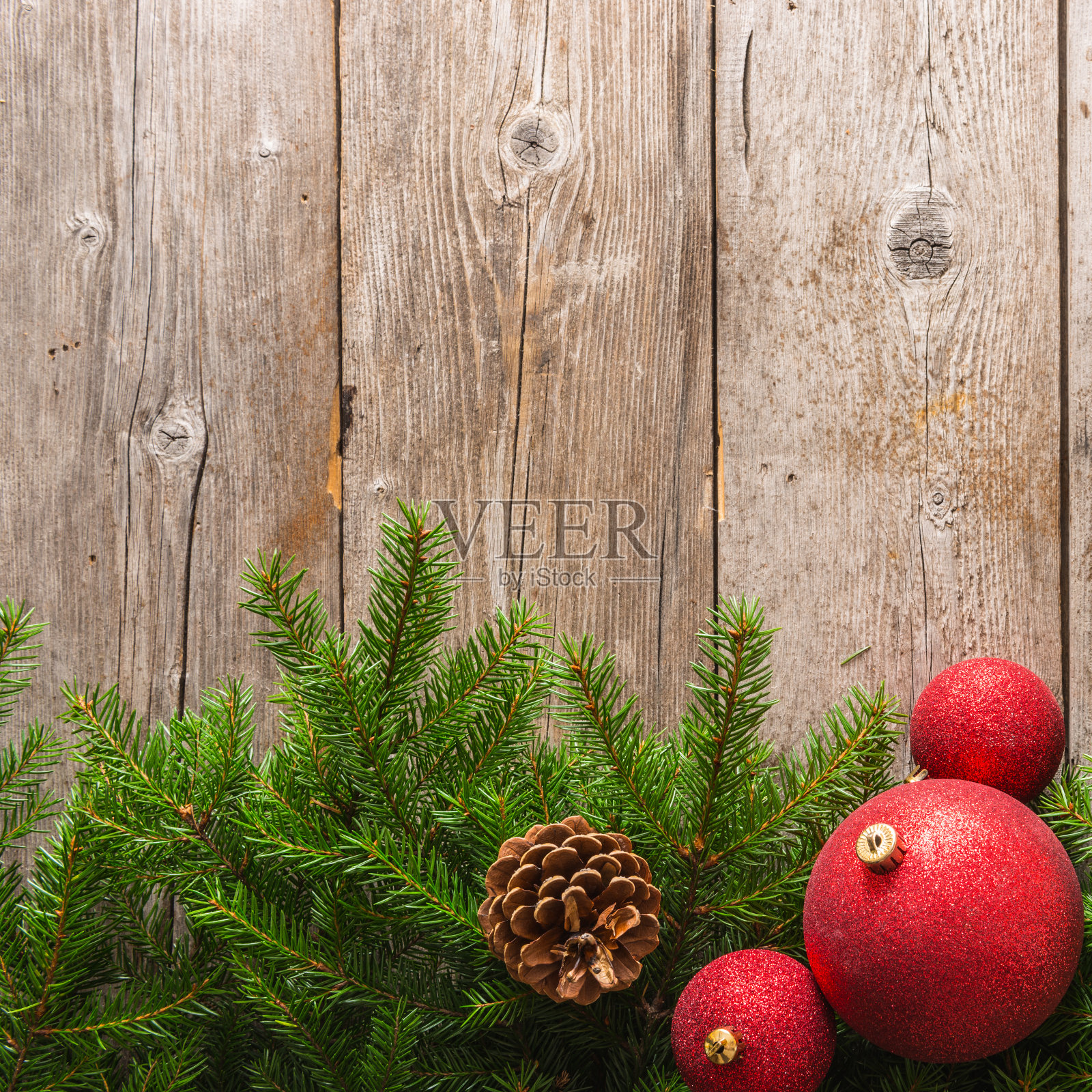 圣诞节的背景，冷杉树枝和一个红色的球照片摄影图片