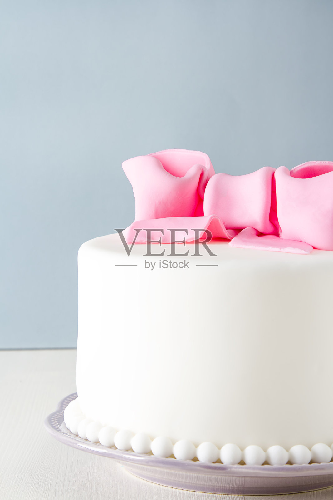 儿童生日蛋糕和杏仁蛋白软糖。照片摄影图片