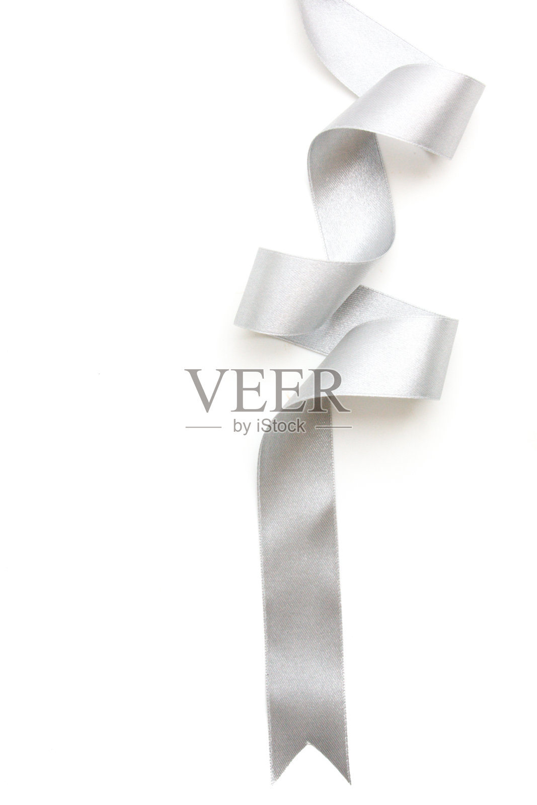 银色丝带蝴蝶结在明亮的银白色灰色孤立在白色背景照片摄影图片