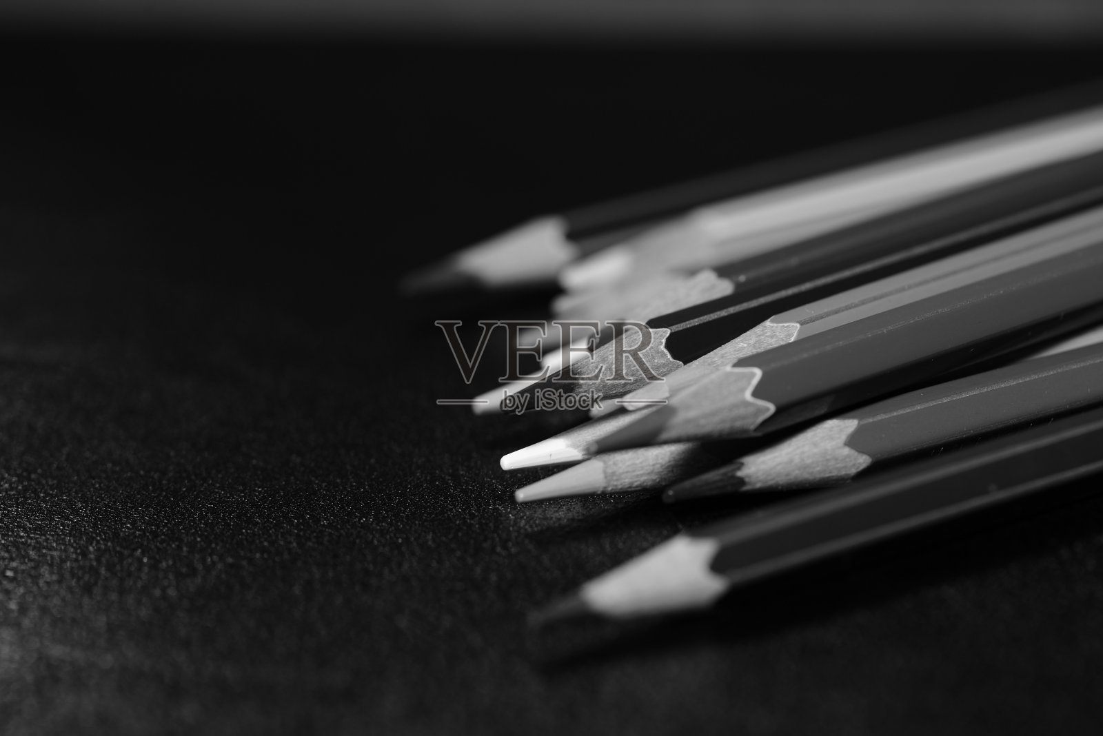 一组彩色铅笔靠近。黑色和白色照片摄影图片