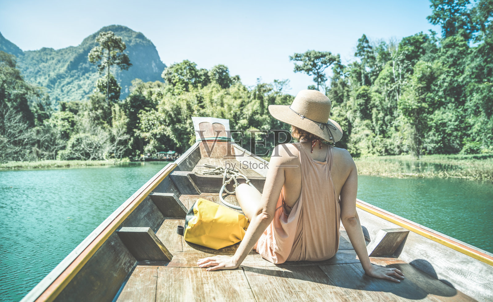 年轻的女人旅行者在长尾船旅行在岛跳在周澜湖-旅游和旅游概念与冒险女孩旅游漫游者在泰国远足-复古绿松石滤镜照片摄影图片