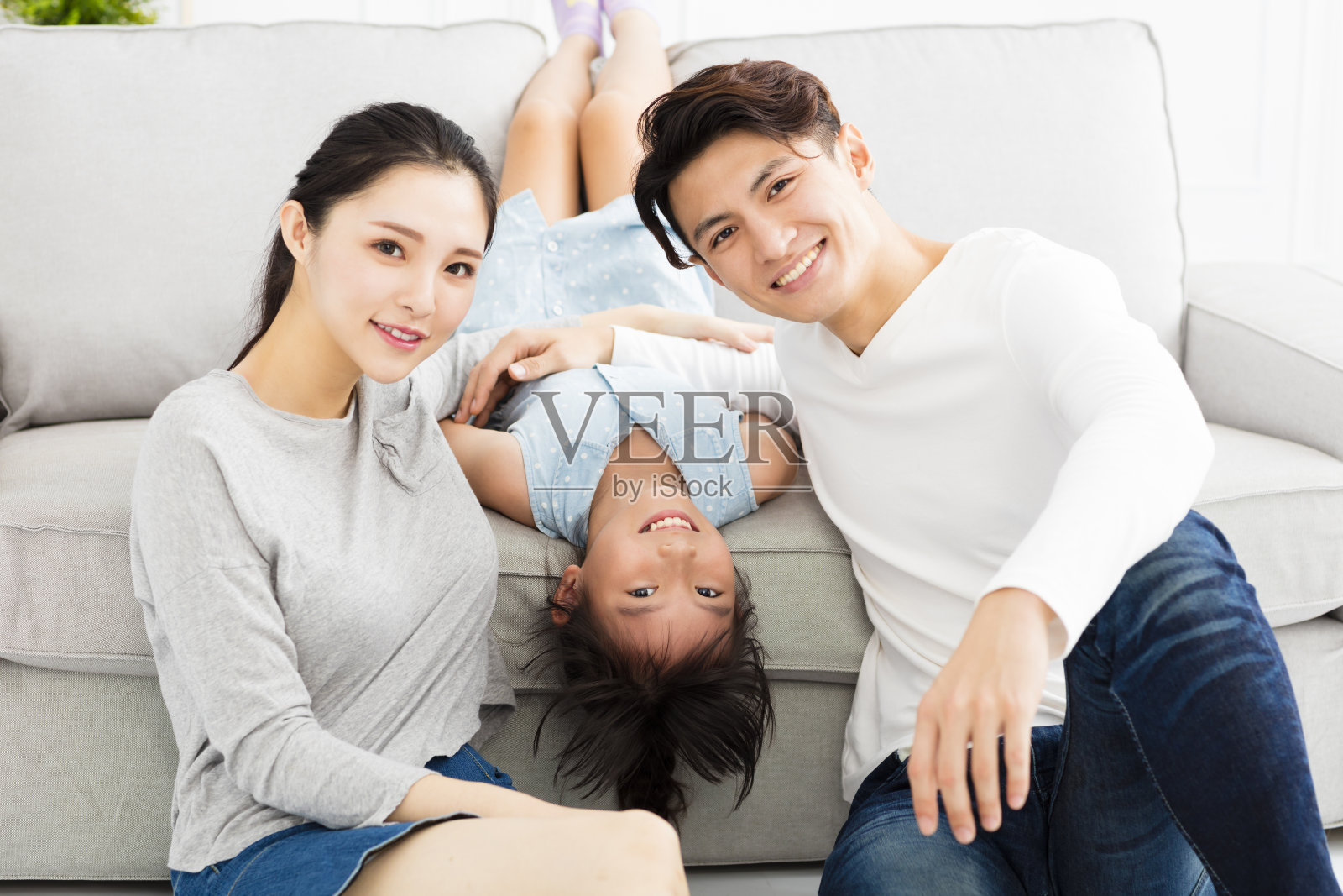 客厅沙发上的幸福亚洲家庭照片摄影图片