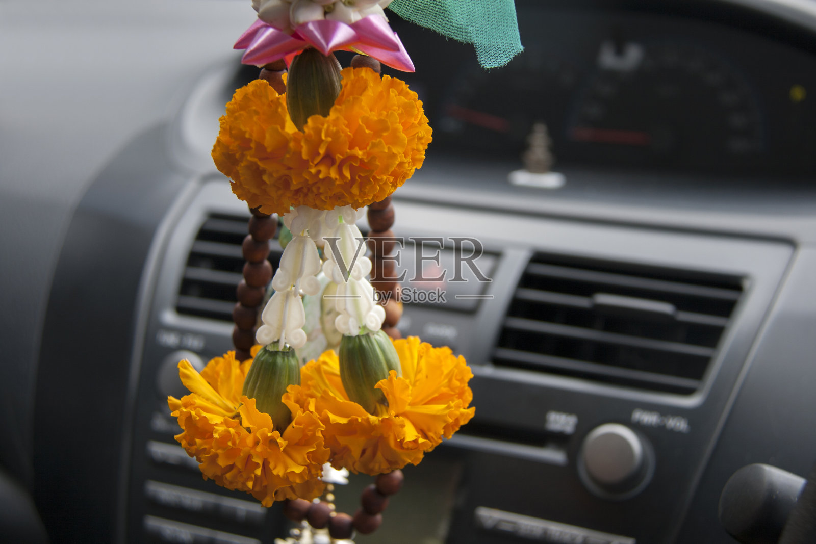 花冠包括悬挂在汽车上的黄色万寿菊和皇冠花。照片摄影图片