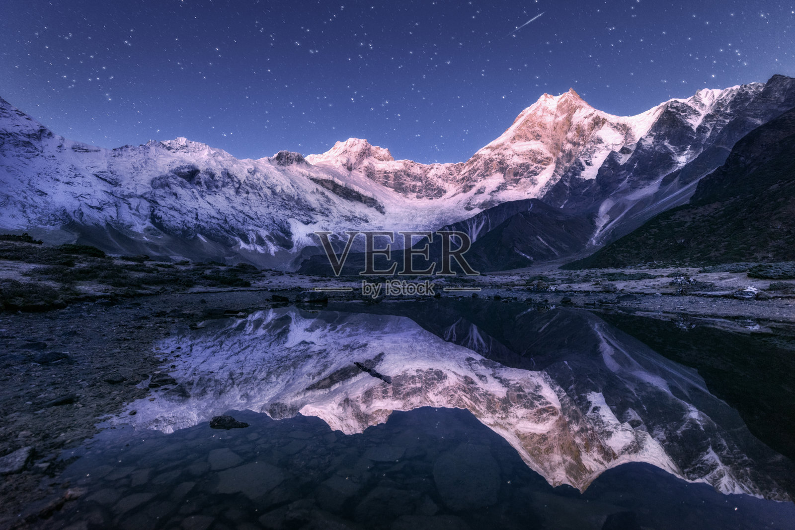 令人惊叹的夜景与喜马拉雅山脉和山区湖泊在星空尼泊尔。景观与高岩石与雪峰和天空与星星倒映在水中。美丽的Manaslu,喜马拉雅山脉照片摄影图片