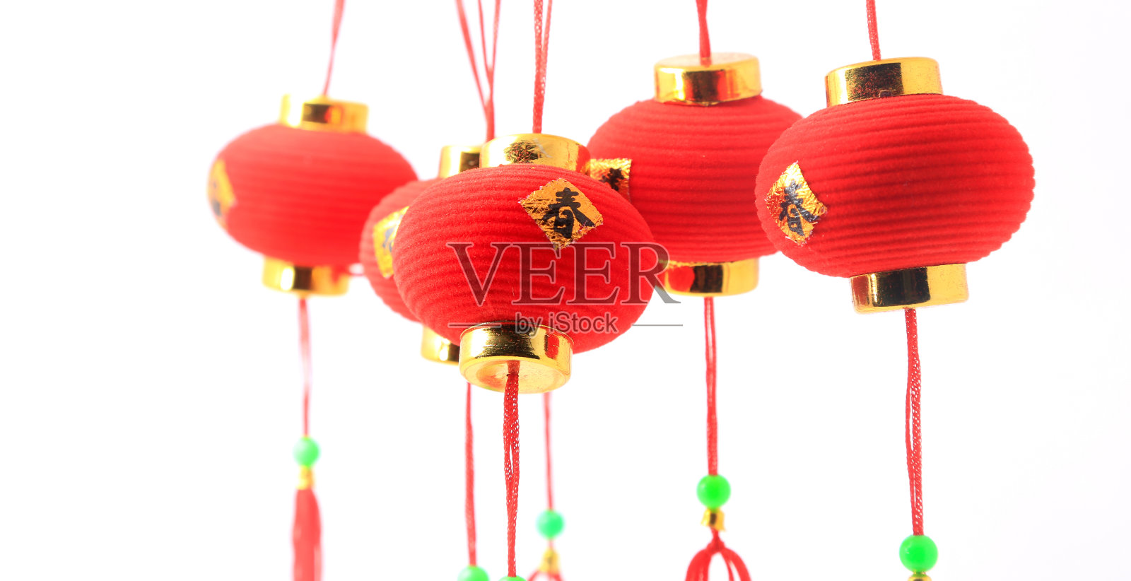 白色背景上挂着红色的中国小灯笼。这个中文单词的意思是财富。照片摄影图片