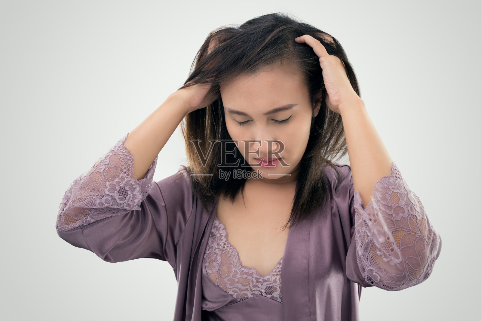 亚洲妇女在发痒头皮对抗灰色背景概念与头皮屑和头发护理照片摄影图片