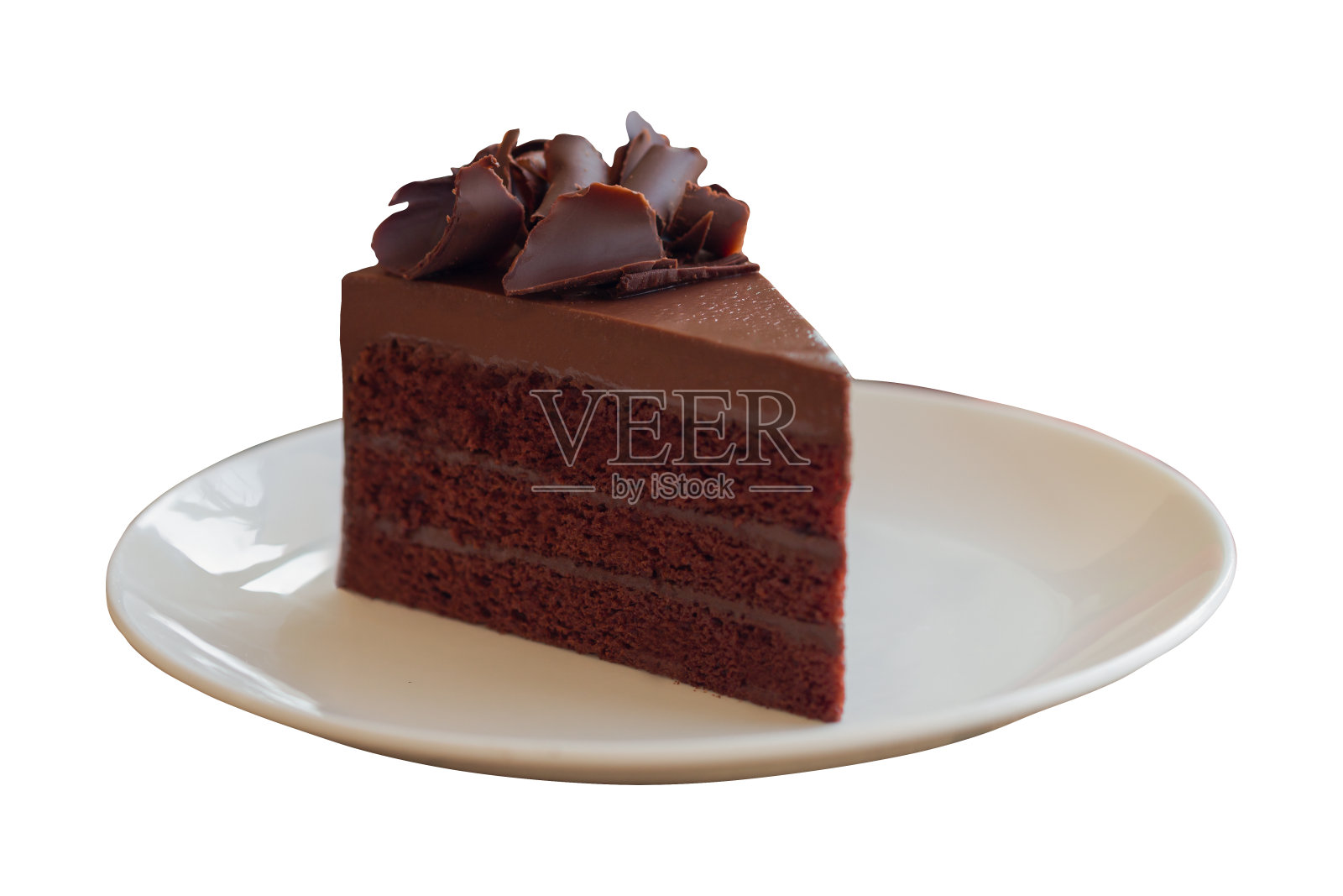 三角形状一片巧克力软糖蛋糕装饰巧克力卷曲盘与白色孤立和剪切路径。好吃又软，甜又苦。自制的面包店的概念。照片摄影图片