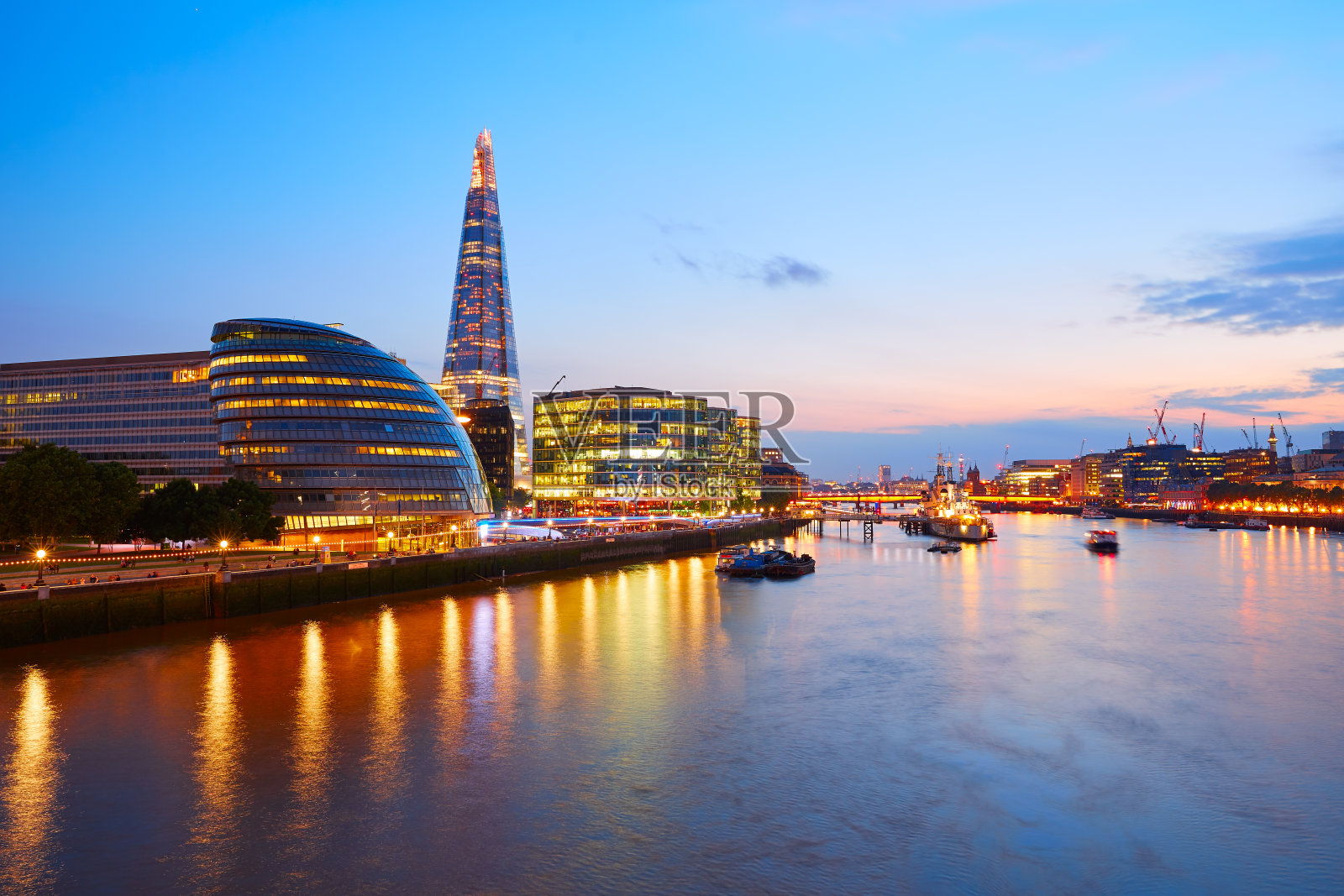 伦敦天际线日落市政厅和金融照片摄影图片