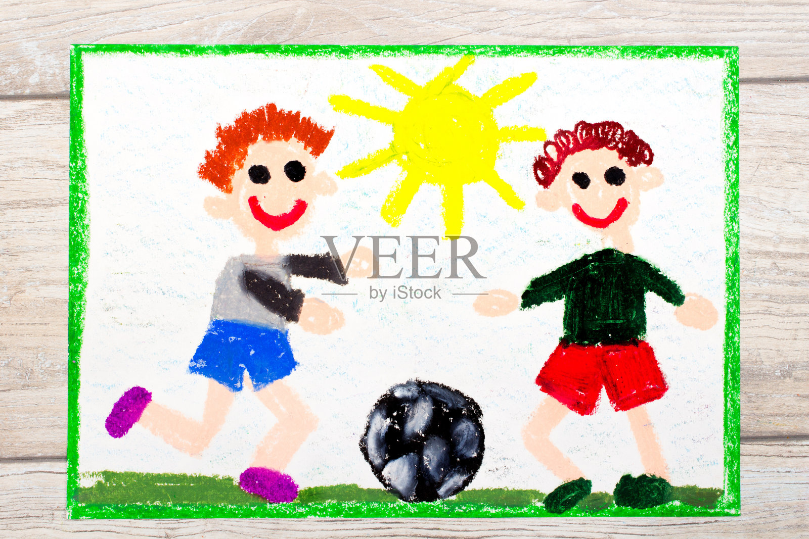 彩色图画照片:两个小男孩在踢足球。足球比赛照片摄影图片