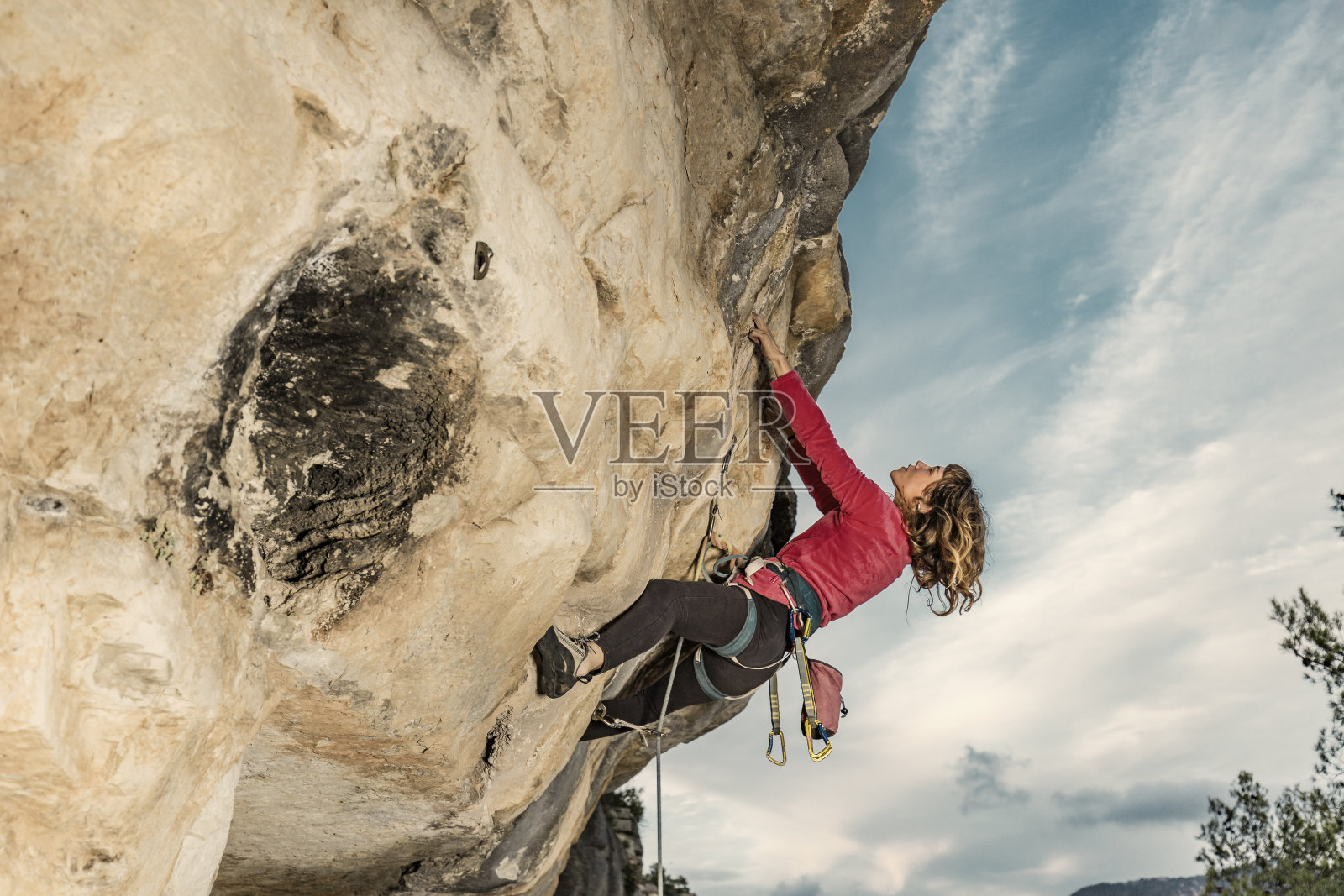 一名女子在加泰罗尼亚修拉纳练习攀岩照片摄影图片