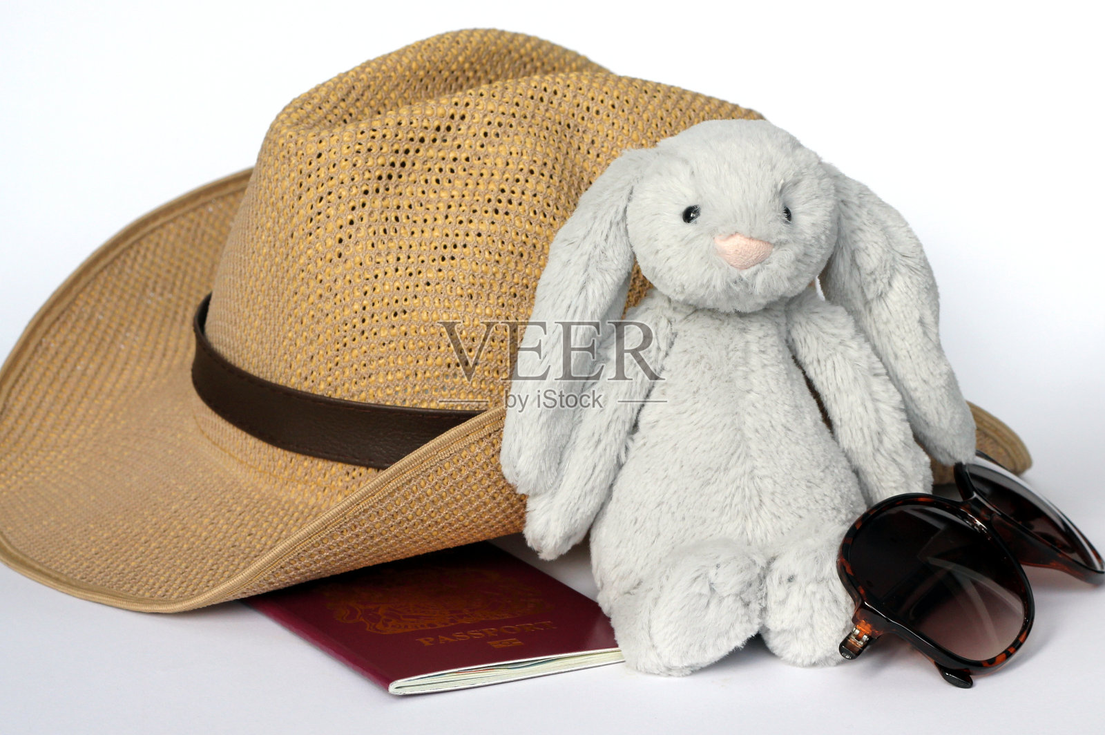 为度假打包——软性玩具，太阳镜，护照，太阳帽照片摄影图片