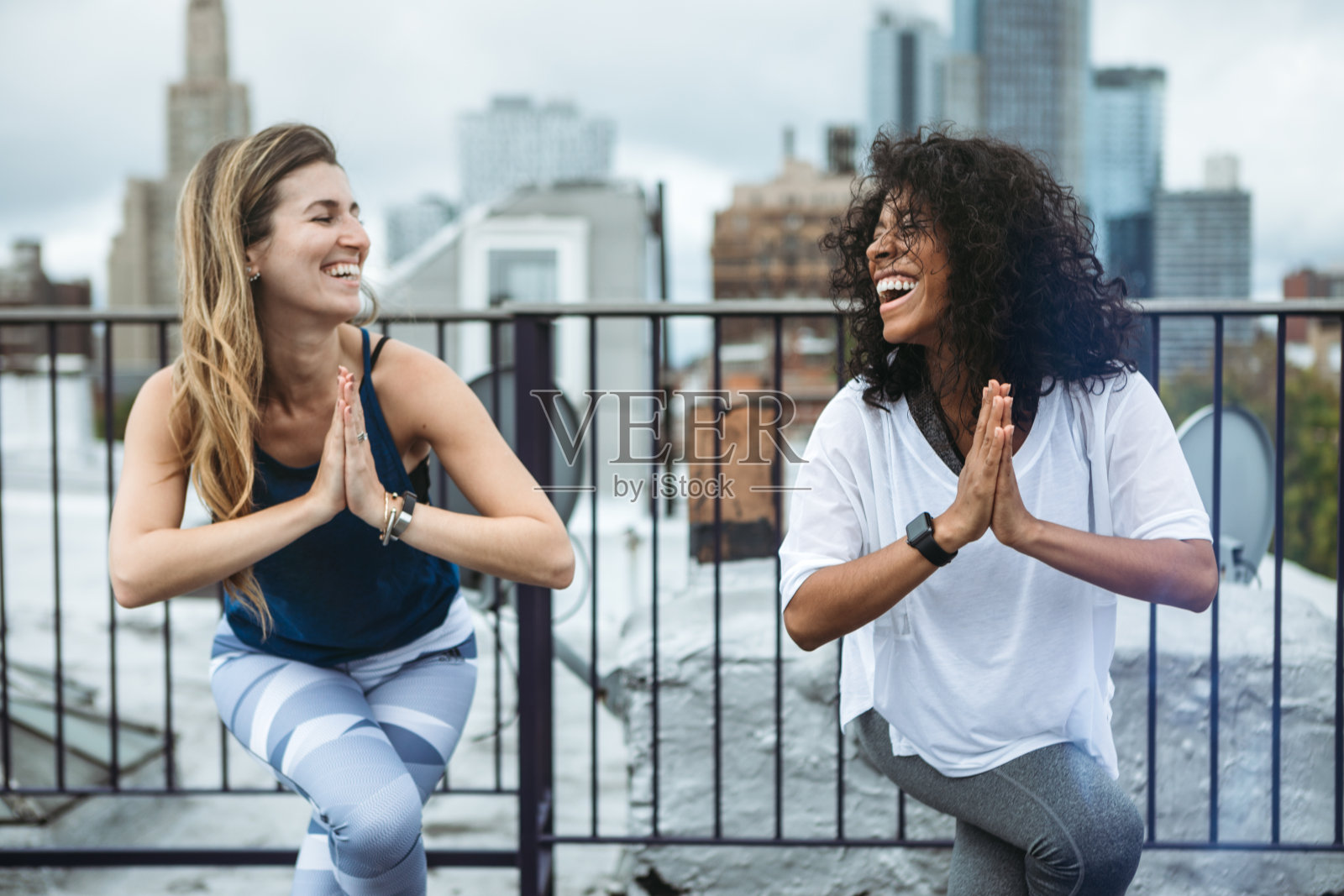 女性朋友在纽约的屋顶上锻炼照片摄影图片