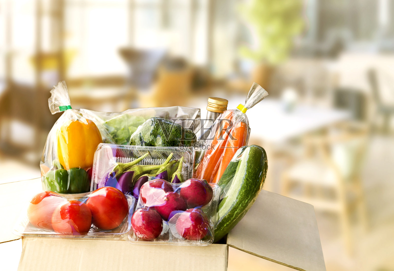 送餐服务:蔬菜上门送餐在线订做，包装盒为空白文字。在木制桌子的背景上。照片摄影图片