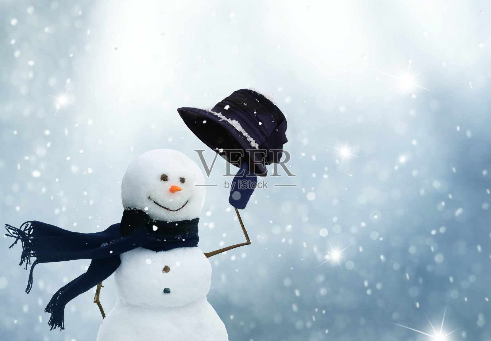 新年贺卡与副本空间。快乐的雪人站在圣诞的风景。雪的背景照片摄影图片