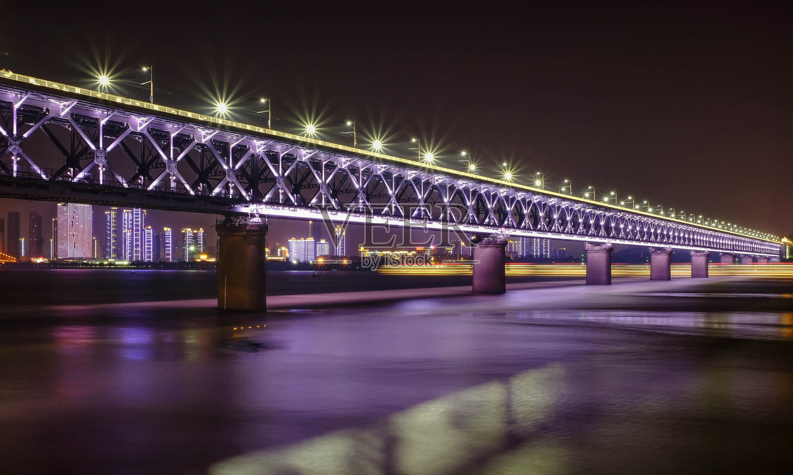 武汉长江大桥上的夜景照片摄影图片