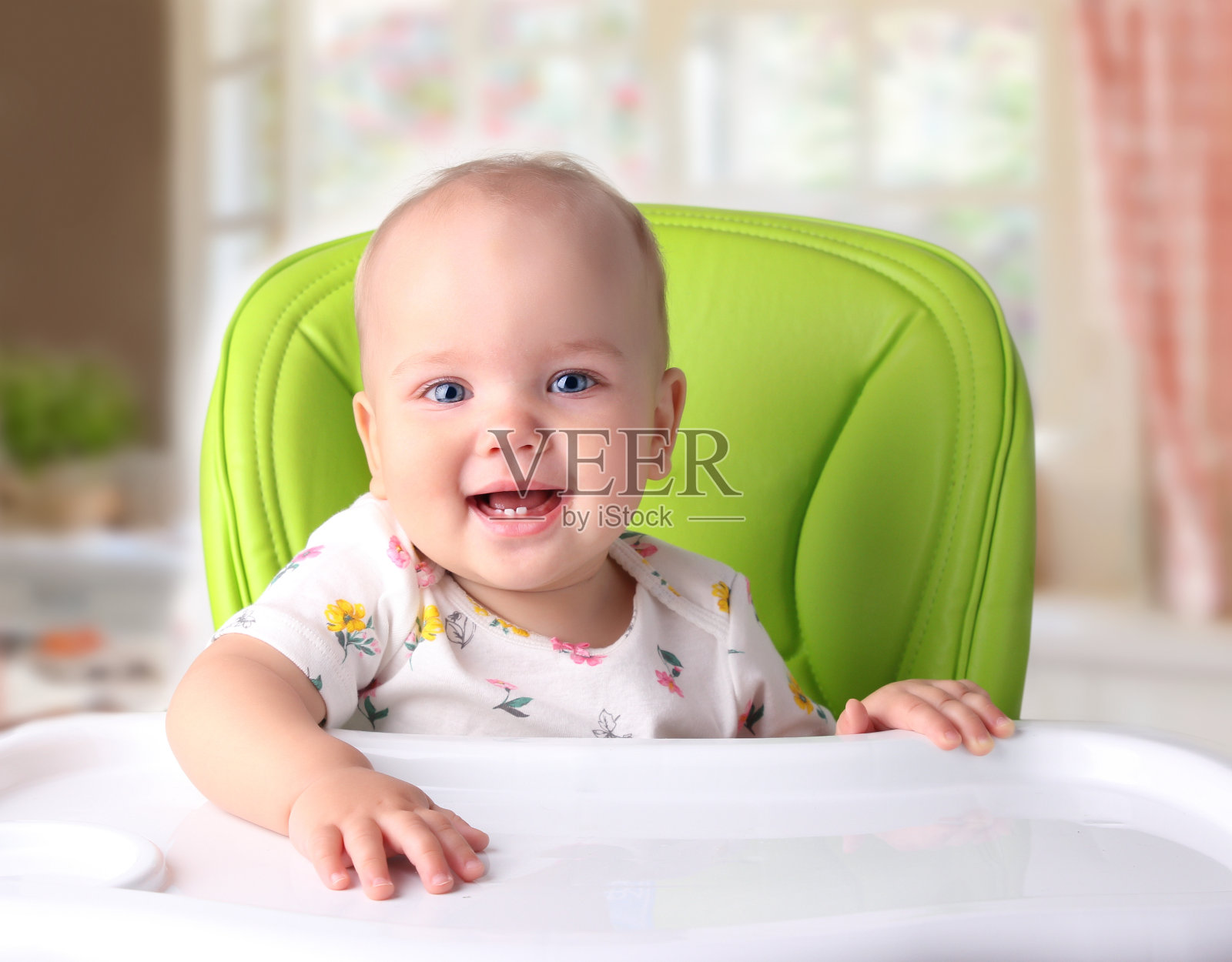 婴儿坐在空桌子旁。营养的概念。照片摄影图片