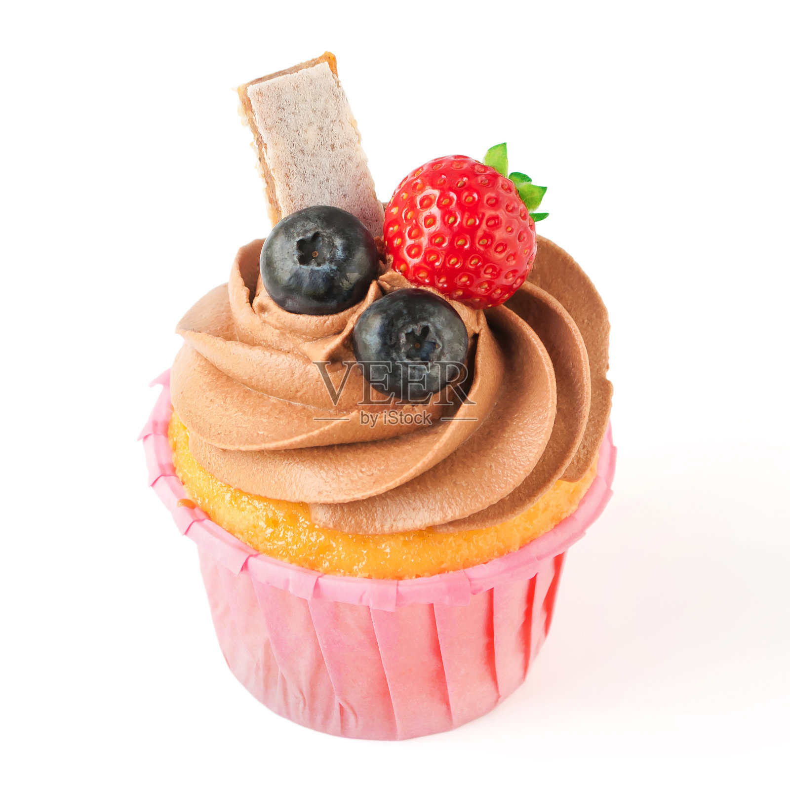 粉色纸杯蛋糕，巧克力鲜奶油装饰，草莓，蓝莓，格兰诺拉燕麦棒孤立。照片摄影图片