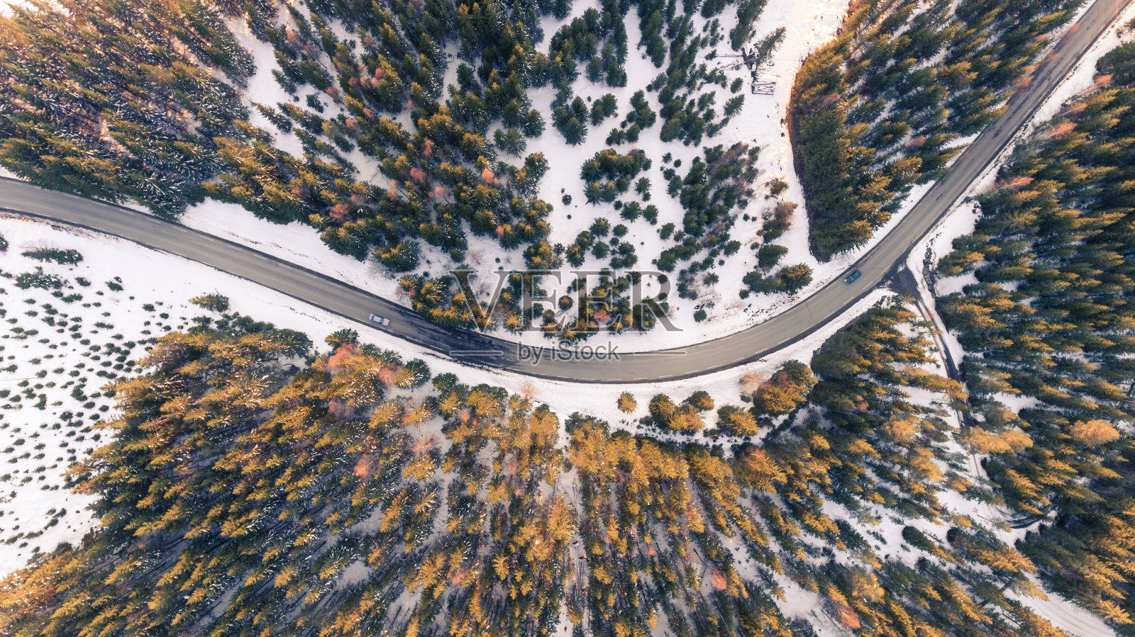 俯视图上的汽车在一个弯曲的道路照片摄影图片