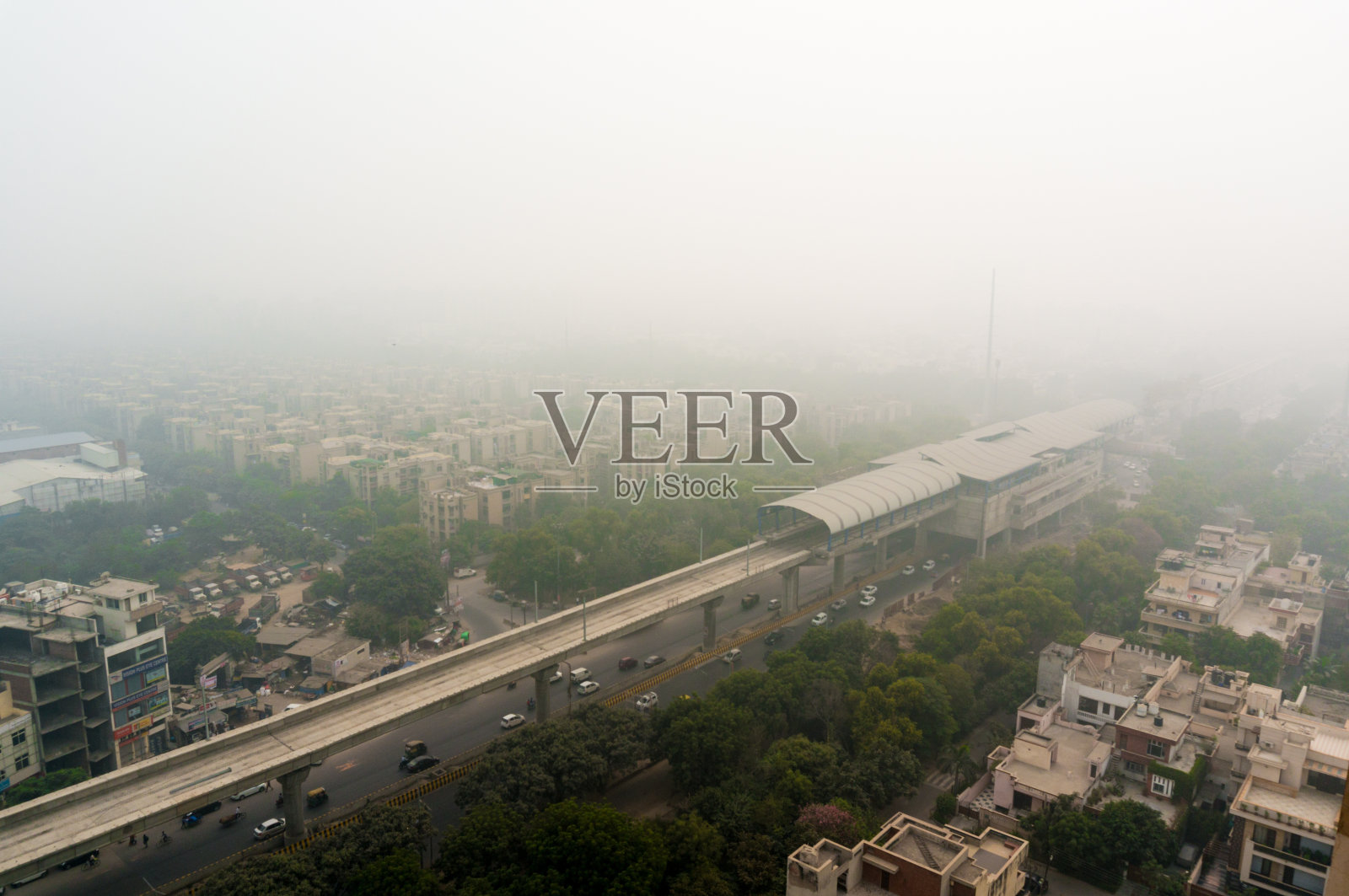 雾霾笼罩着城市诺伊达，德里，古尔冈照片摄影图片