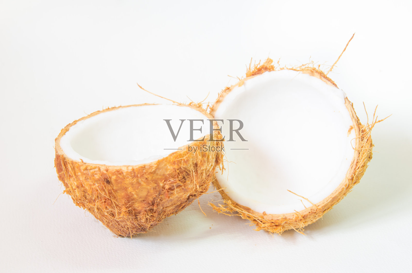 新鲜幼椰子，椰壳，幼椰子壳孤立在白色背景上。照片摄影图片