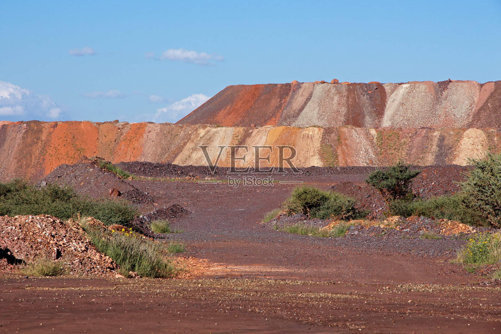 采矿倾倒与彩色土壤层照片摄影图片