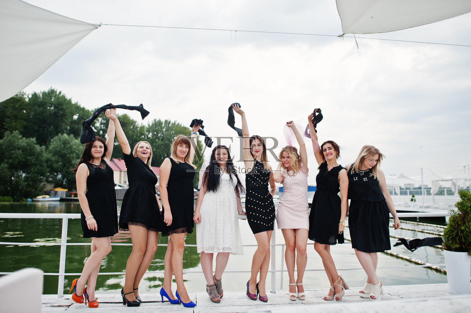 一群8个女孩穿着黑色衣服，2个新娘参加单身派对照片摄影图片