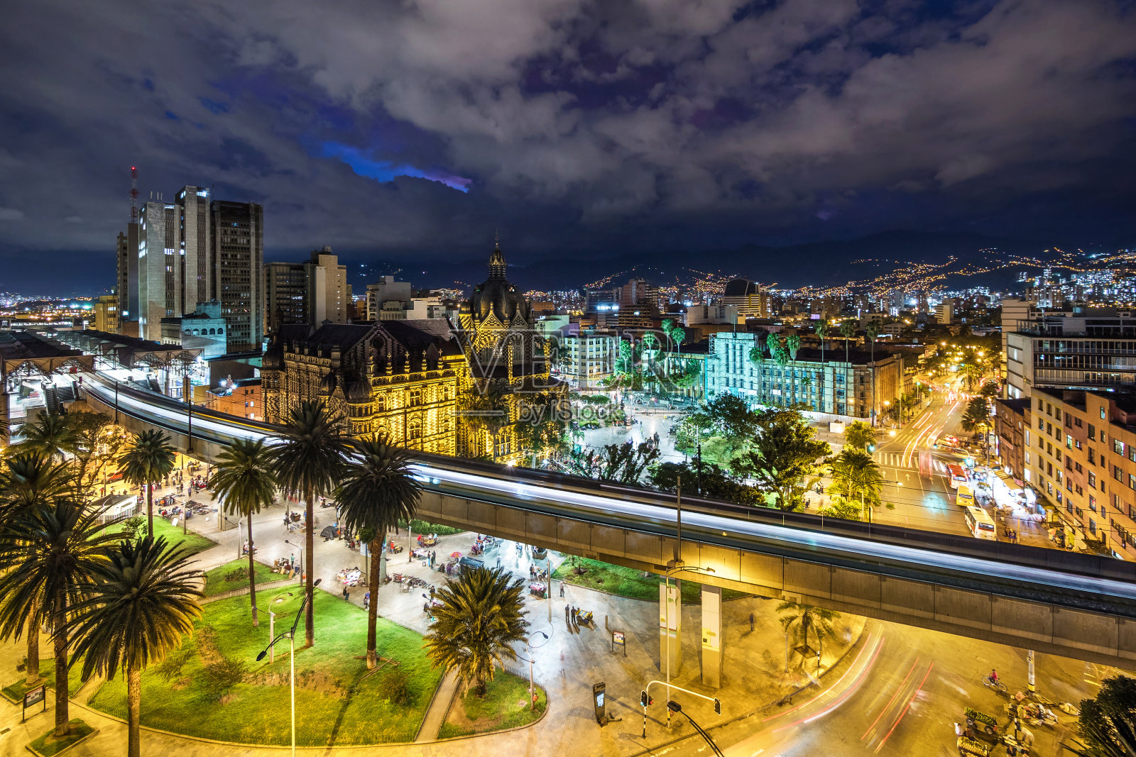 波特罗广场和市中心麦德林黄昏在麦德林，哥伦比亚照片摄影图片
