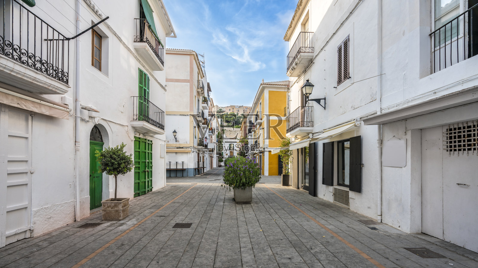西班牙巴利阿里群岛伊比沙古城的典型街道照片摄影图片