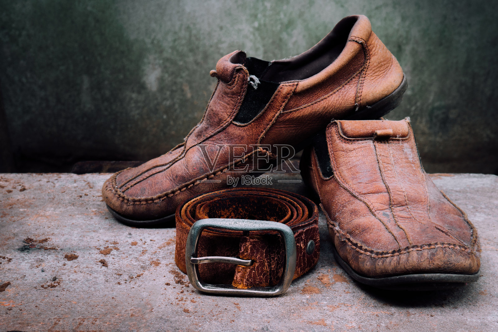 仍然生活旧皮鞋和皮带。它更多的是肮脏和破旧的皮肤。是时候换新鞋或修理了。照片摄影图片