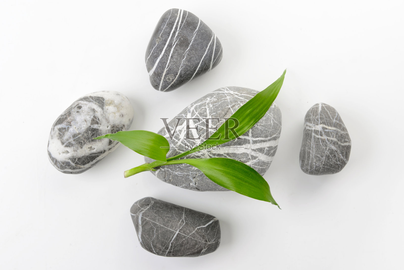 竹叶，温泉石头在白色的背景照片摄影图片