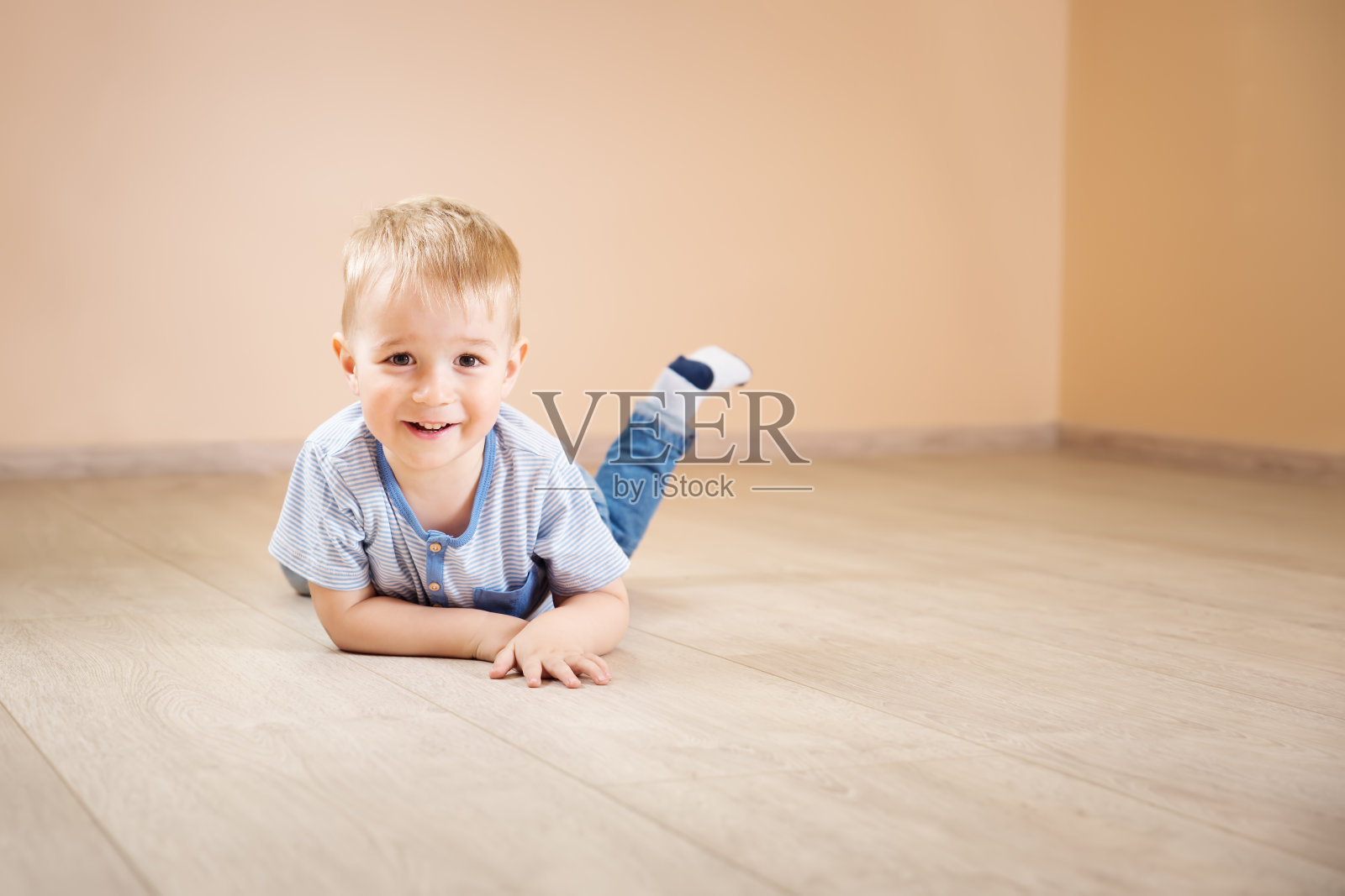 一个两岁孩子躺在地板上的肖像照片摄影图片