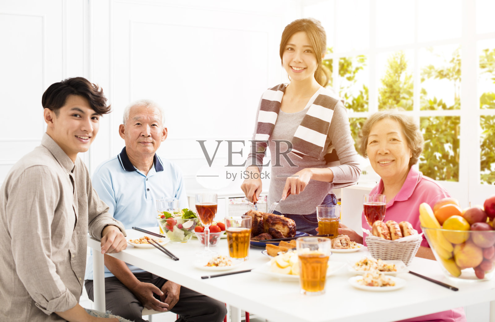 幸福的亚洲家庭在家吃饭照片摄影图片