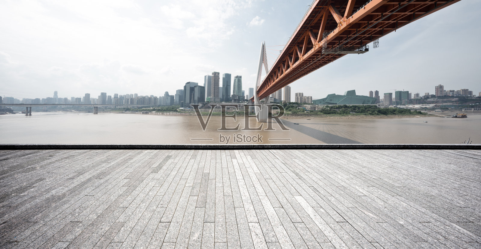 空砖地板与现代桥梁和城市景观照片摄影图片