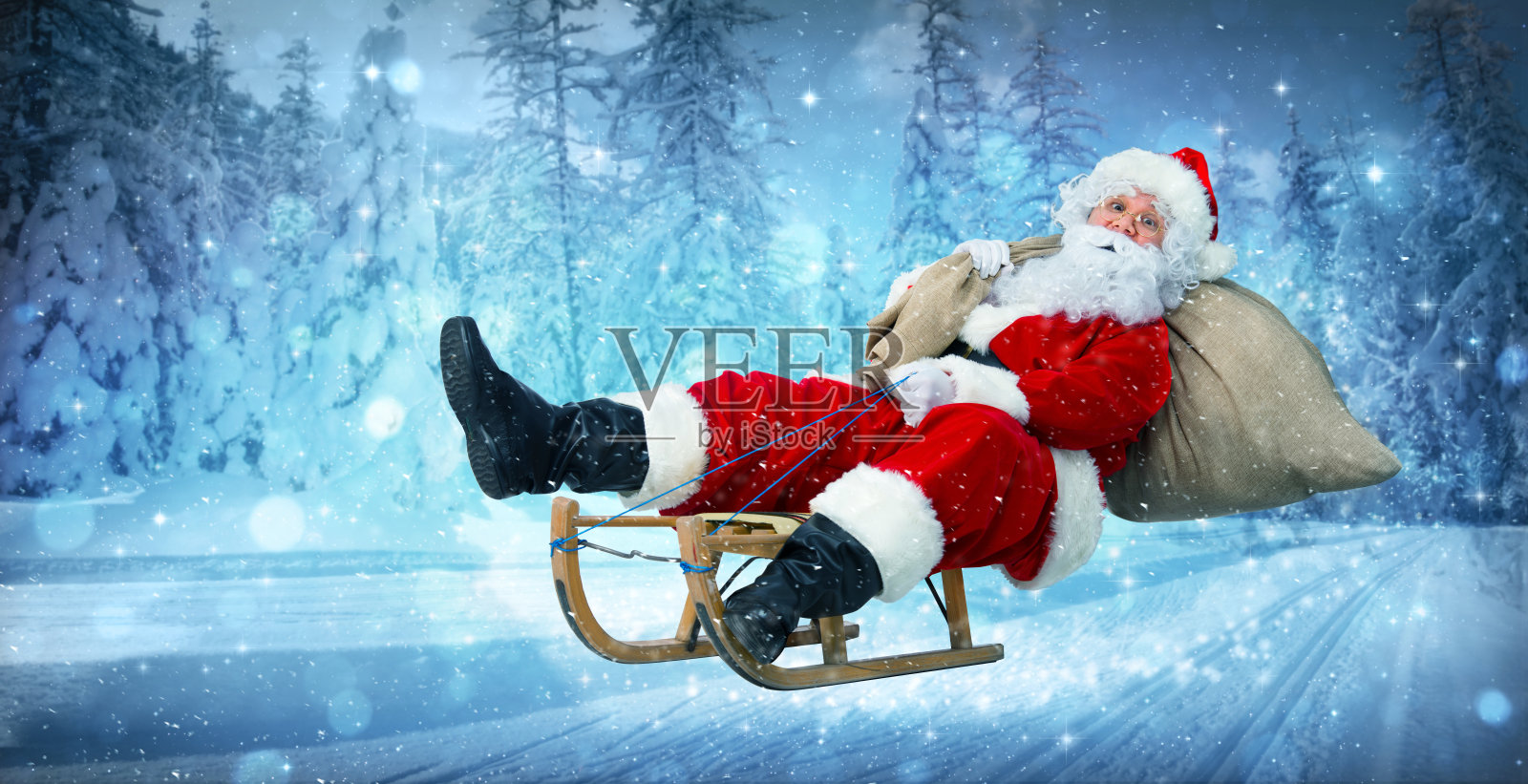 圣诞老人坐在雪橇上照片摄影图片