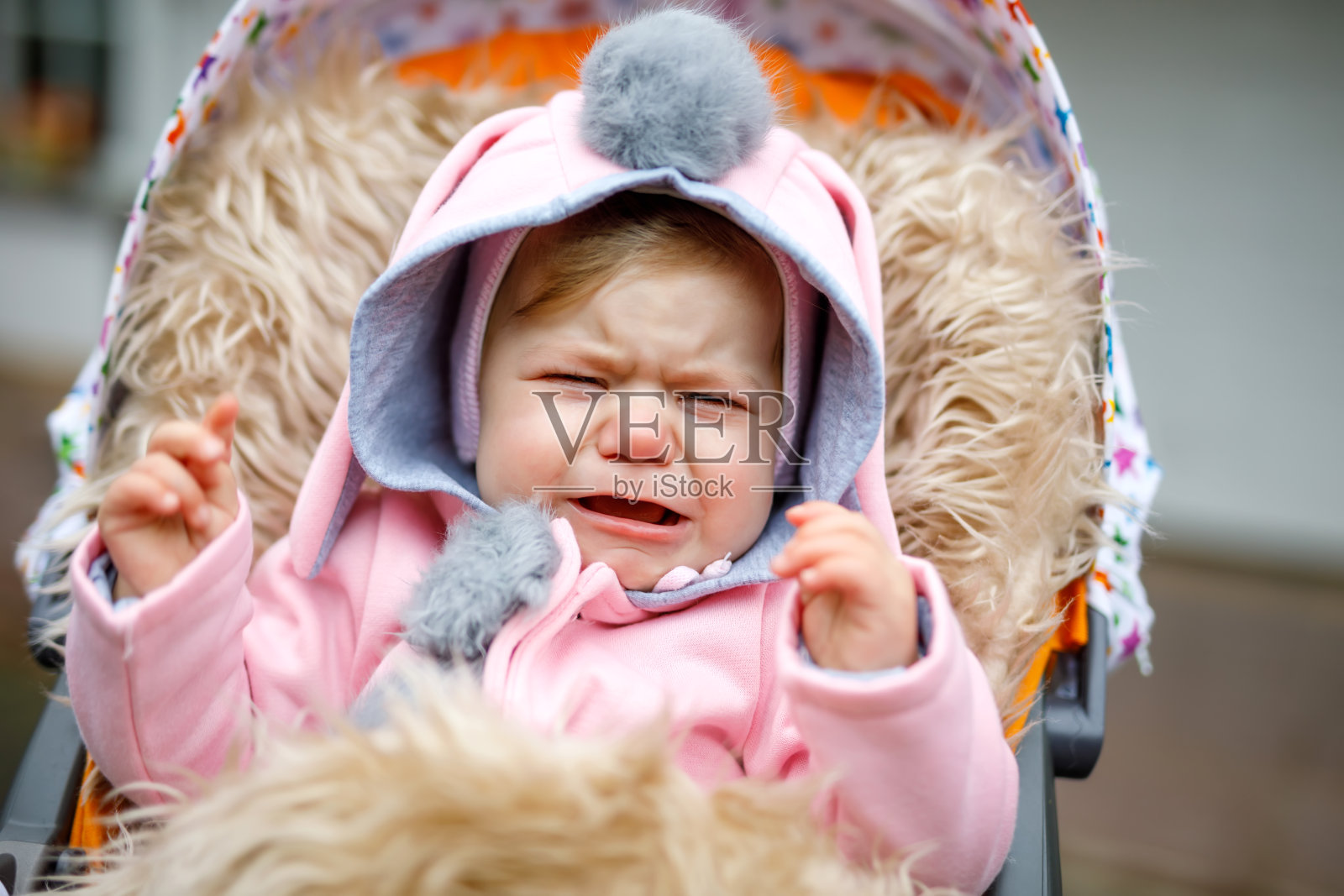 可爱的小女孩坐在婴儿车或婴儿车在秋天的一天照片摄影图片