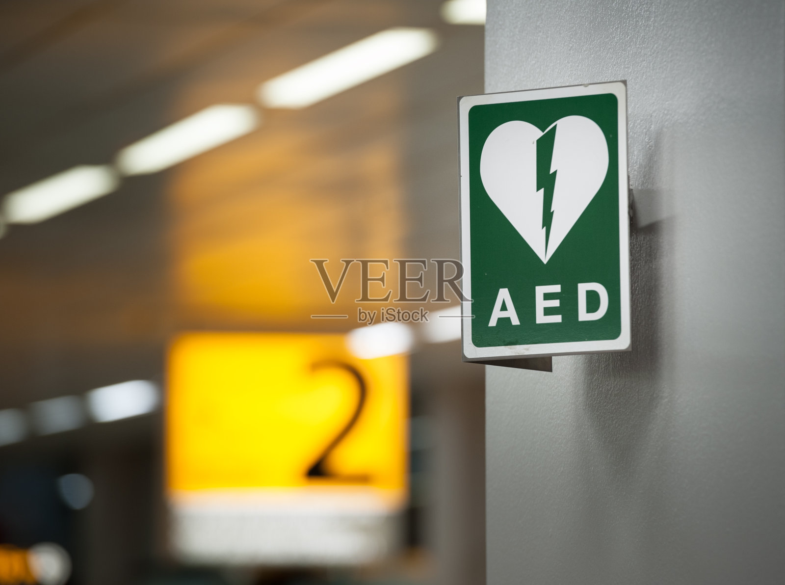 机场候机楼的心脏起搏器标志照片摄影图片