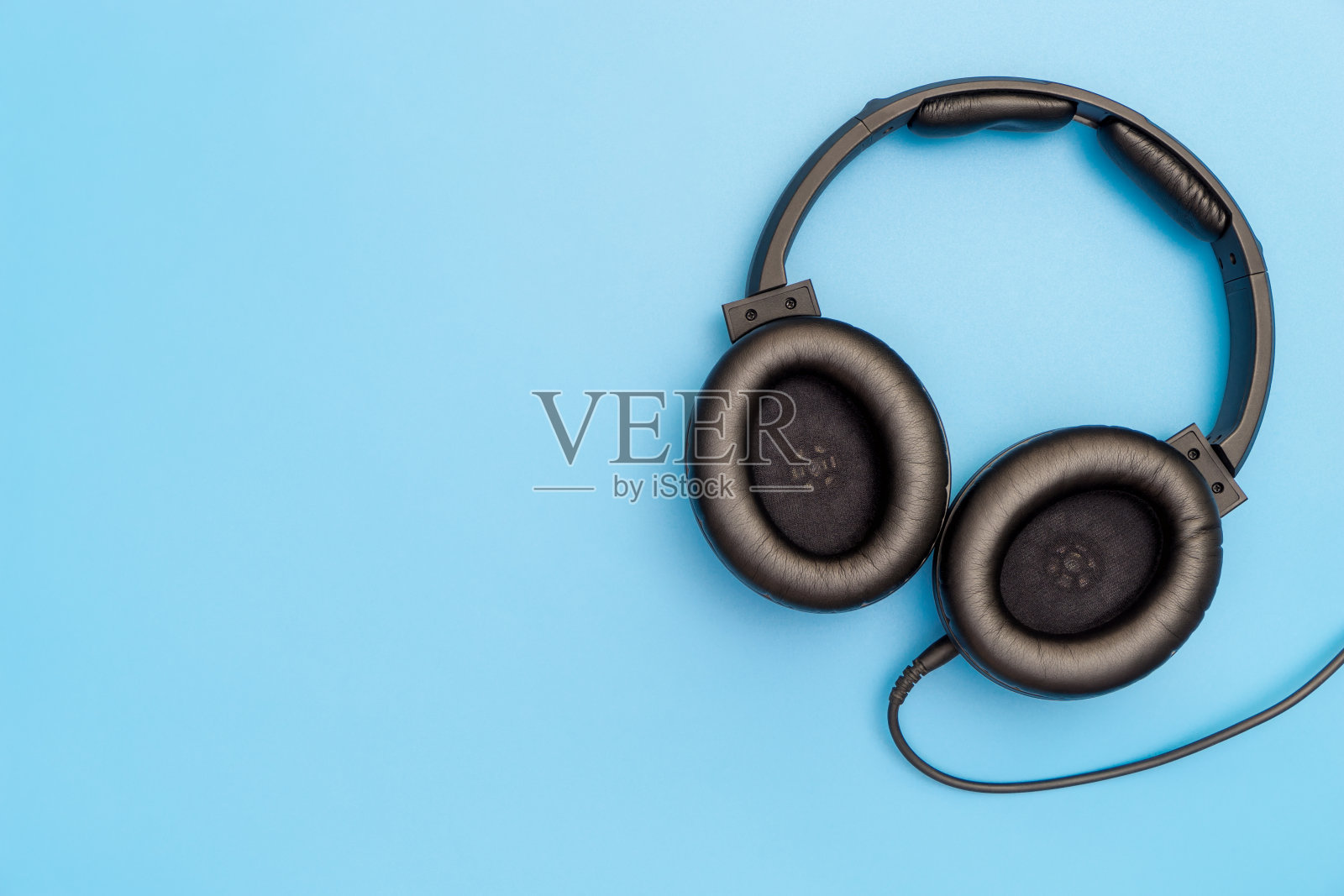 黑色皮革耳机上的蓝色拷贝空间音乐概念照片摄影图片