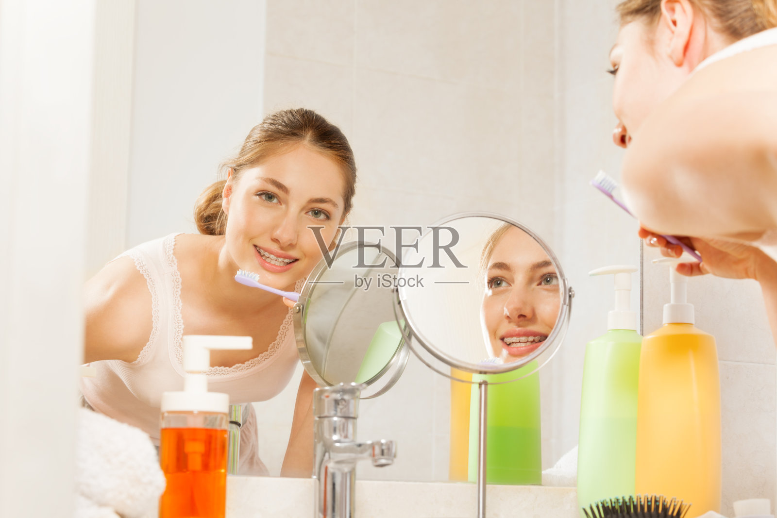 浴室镜子里的女人正在刷牙照片摄影图片