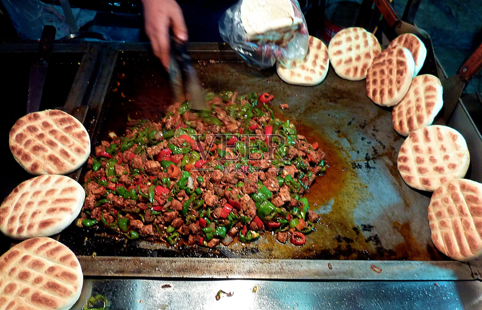 中国甘肃省兰州市正宁路夜市上的肉家馍小吃摊照片摄影图片