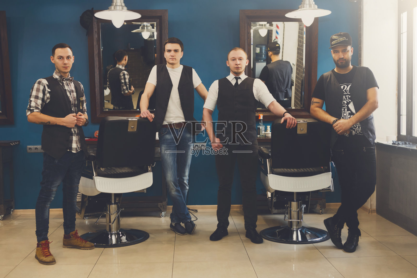 现代理发店的男理发师团队照片摄影图片