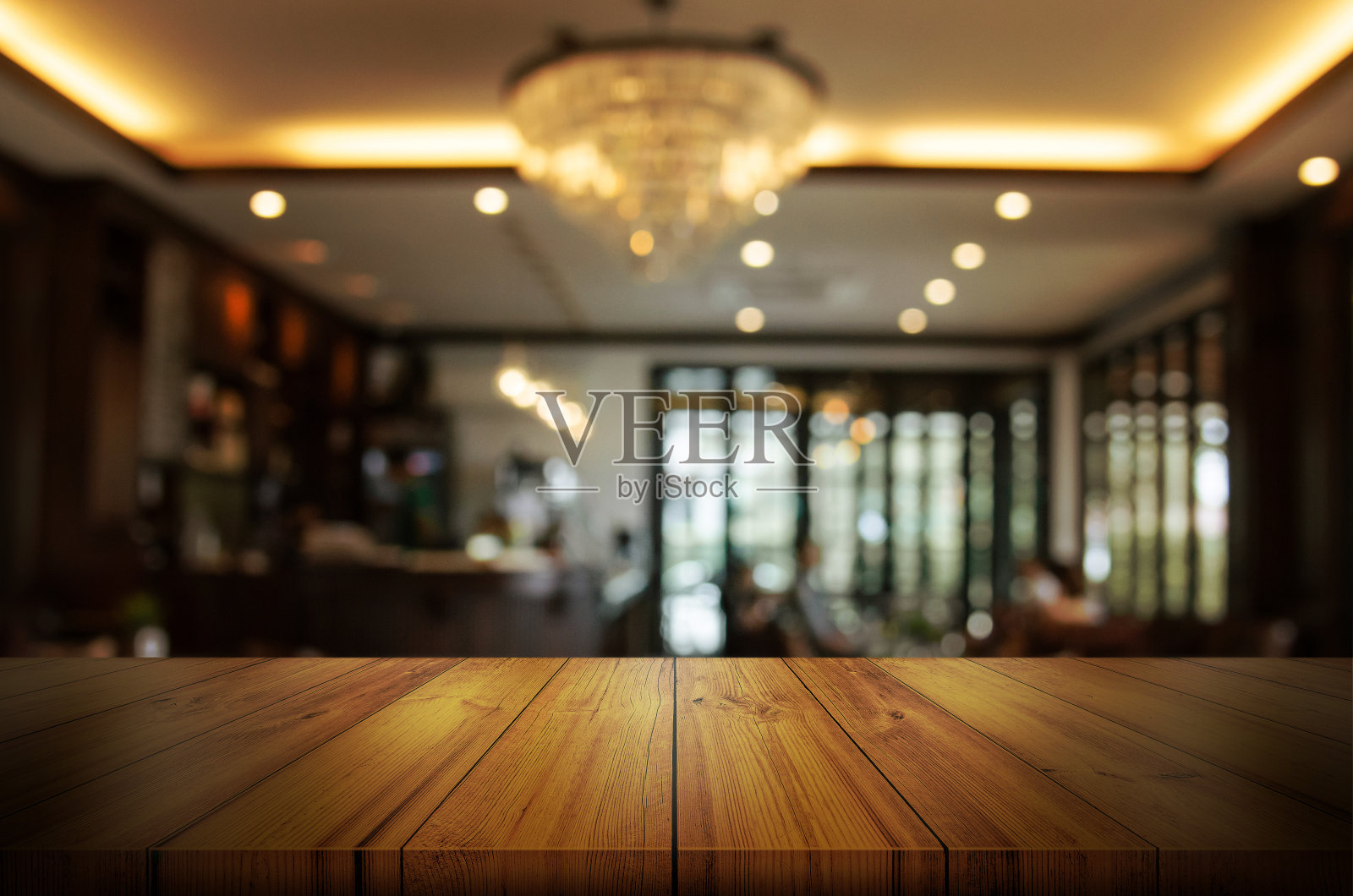 空的木制桌面与模糊的咖啡馆或餐厅的室内背景。抽象背景可以用来展示产品。照片摄影图片