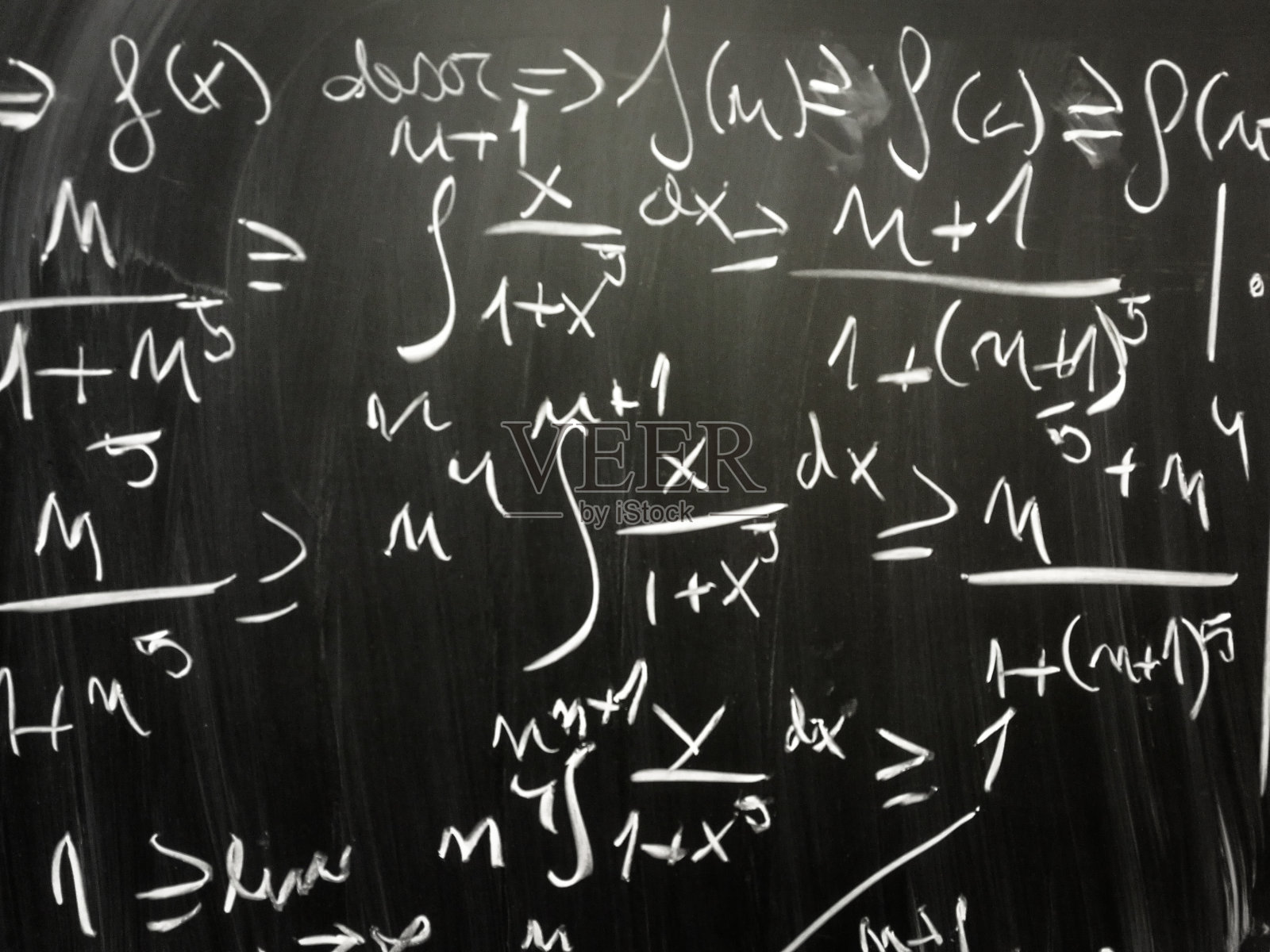 用粉笔写在学校黑板上的代数和数学方程式照片摄影图片