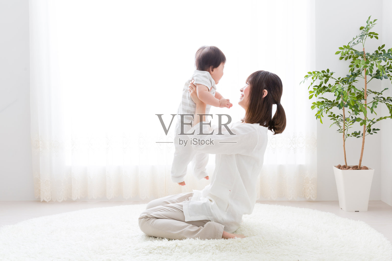 亚洲母亲和婴儿在客厅里照片摄影图片
