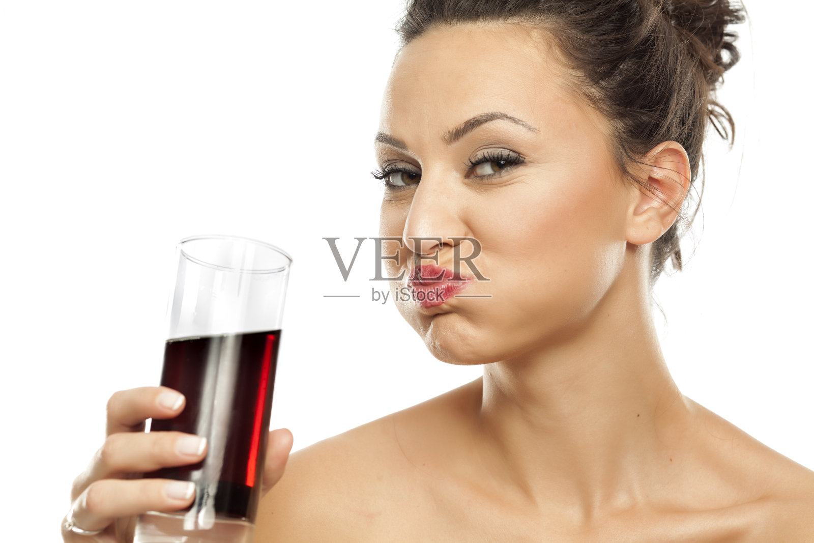 一个年轻女子喝着玻璃杯里的苏打水照片摄影图片
